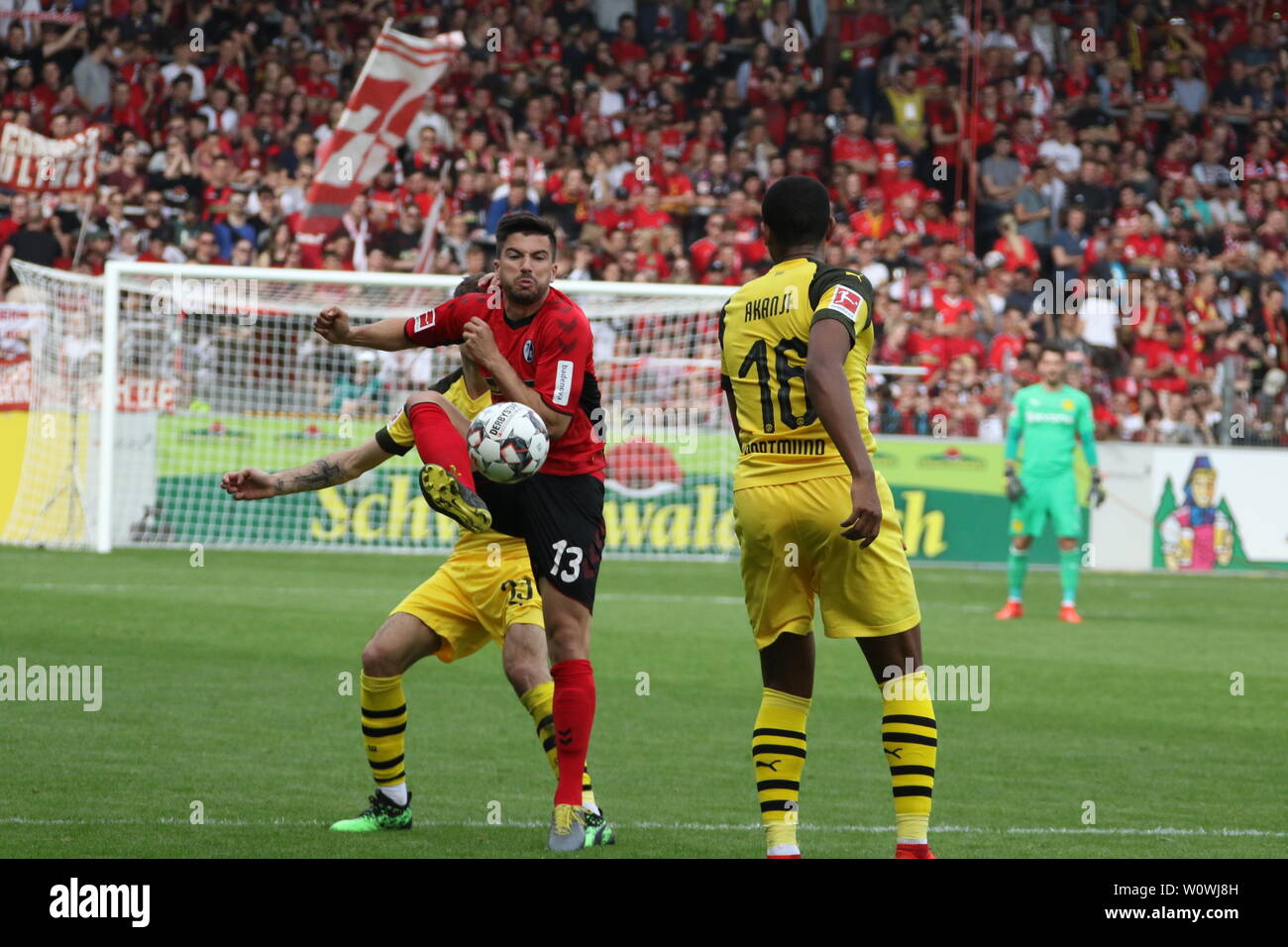 Marco Terrazzino Marco Terrazino (Freiburg) kommt vor Julian Weigl (Dortmund) und Manuel Akanji (Dortmund) an den sfera, 1. BL: 18-19: 30. Sptg. - SC Freiburg vs Borussia Dortmund DFL REGOLAMENTI VIETANO QUALSIASI USO DI FOTOGRAFIE come sequenze di immagini e/o quasi-Video Foto: Joachim Hahne/johapress Foto Stock