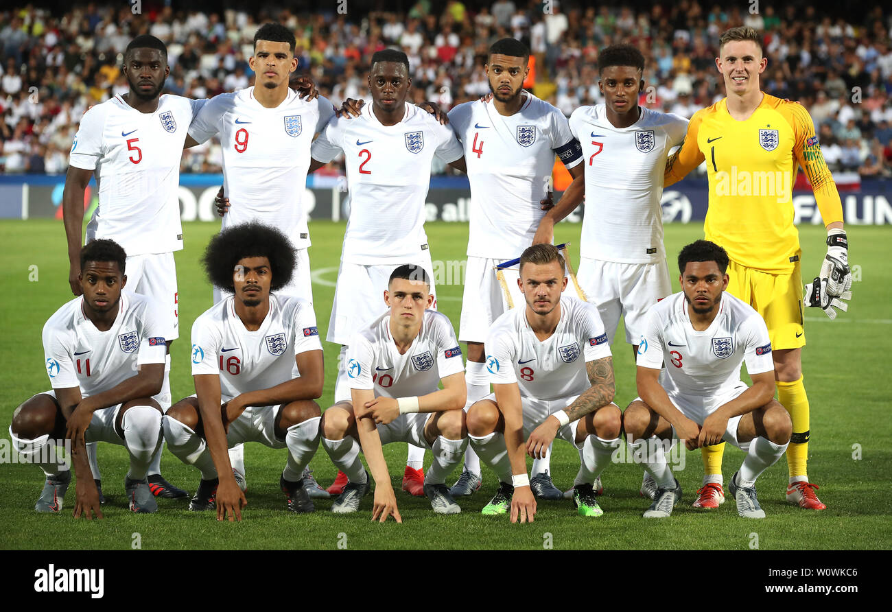 Inghilterra U21's Team group (da sinistra a destra) nella riga superiore: Fikayo Tomori, Dominic Solanke, Aaron Wan-Bissaka, Jake Clark-Salter, Demarai grigio e il portiere Dean Henderson. Riga inferiore: Ryan Sessegnon, Hamza Choudhury, Phil Foden, James Maddison e Jay Da Silva Foto Stock