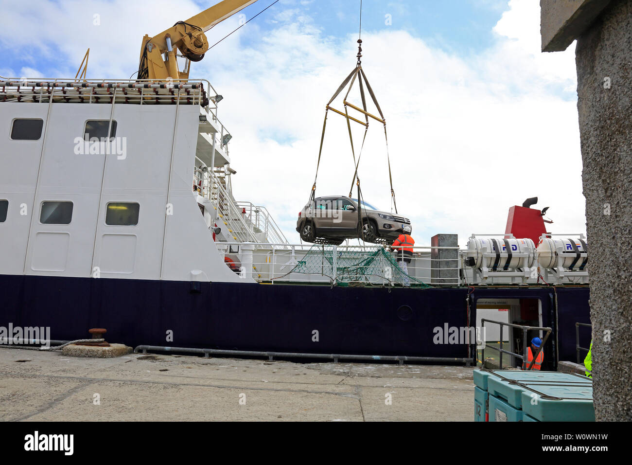 Un auto viene sollevato della Orkney traghetto sulla darsena di North Ronaldsay Isole Orcadi Scozia Scotland Foto Stock