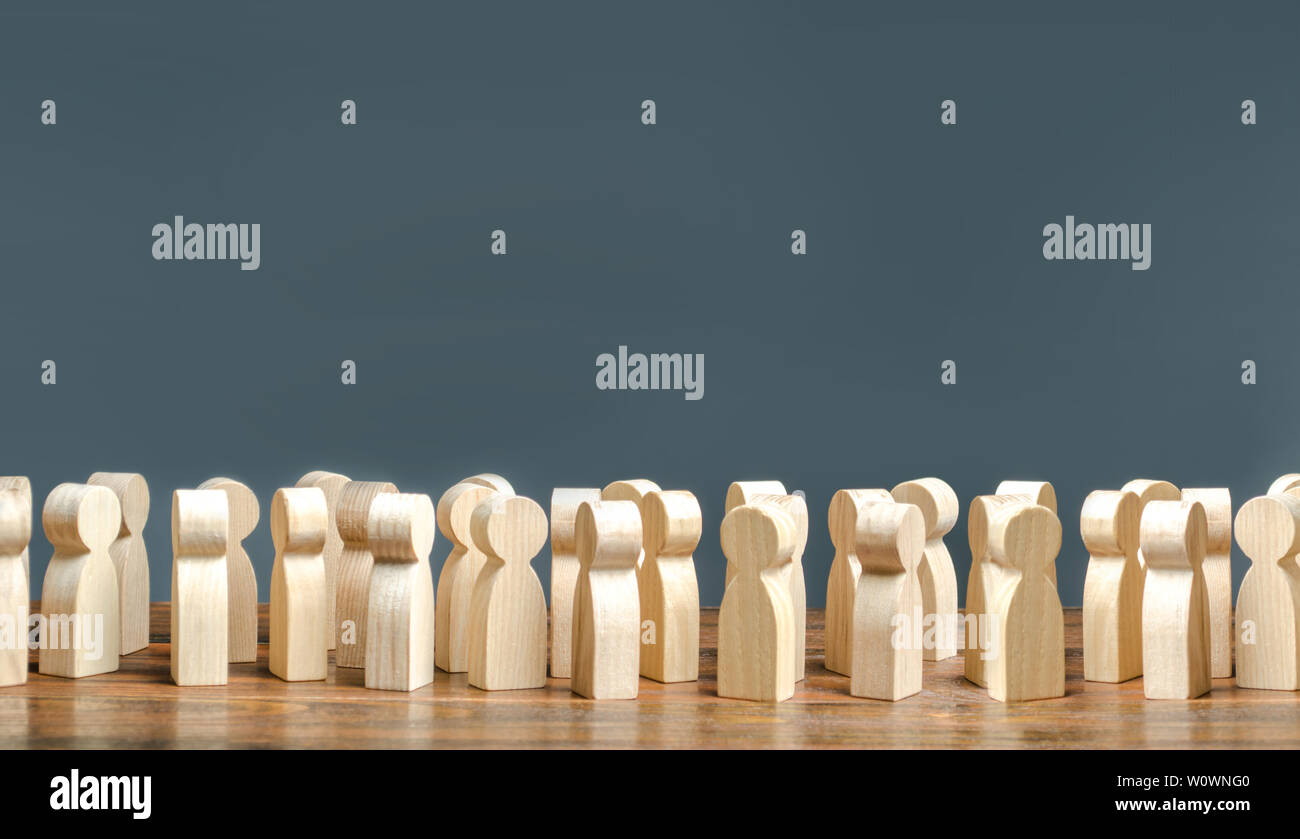 Una folla di figure in legno di persone. società, demografia. gruppo di cittadini, rally, movimento politico o elettori. I clienti e gli acquirenti, statistiche Foto Stock