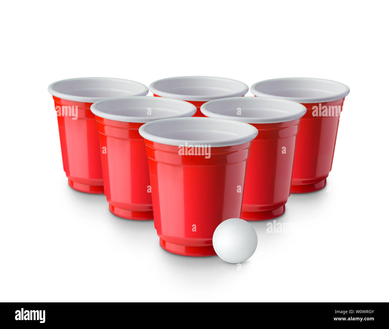 Red Beer Pong bicchieri di plastica con sfera isolata su sfondo bianco. Tradizionale gioco potabile Foto Stock