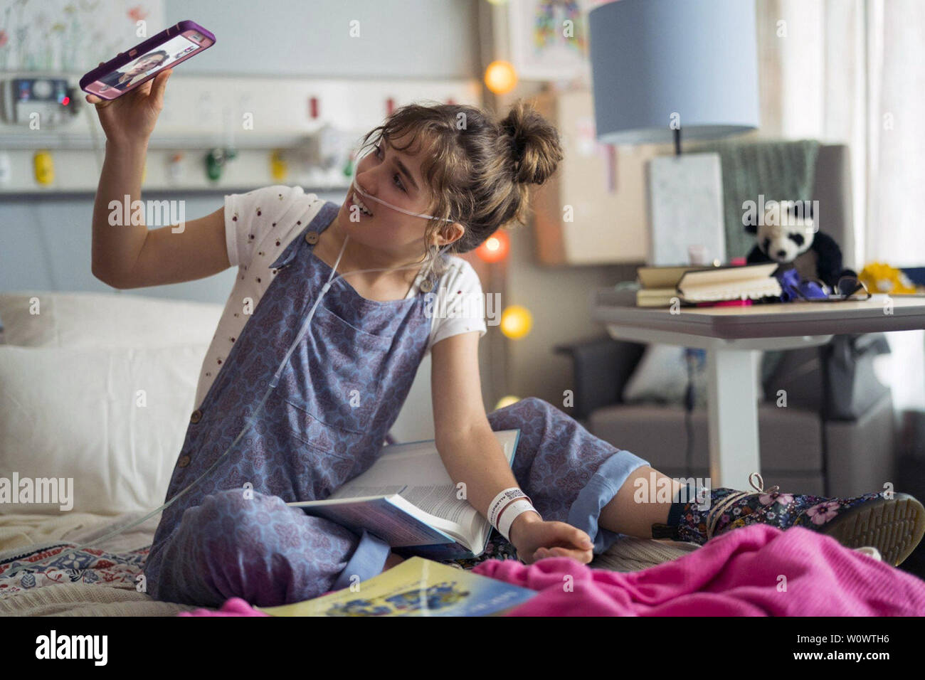 Cinque piedi distante è un 2019 American dramma romantico film diretto da Justin Baldoni e scritto da Mikki Daughtry e Tobias Iaconis. Questa fotografia è fornito per il solo uso editoriale ed è il copyright del film company e/o il fotografo designato assegnato dal film o società di produzione. Foto Stock