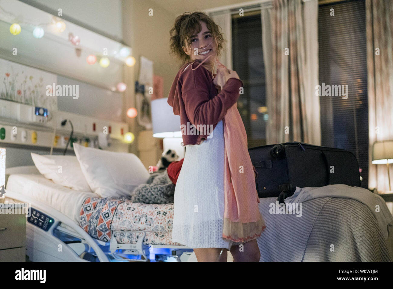 Cinque piedi distante è un 2019 American dramma romantico film diretto da Justin Baldoni e scritto da Mikki Daughtry e Tobias Iaconis. Questa fotografia è fornito per il solo uso editoriale ed è il copyright del film company e/o il fotografo designato assegnato dal film o società di produzione. Foto Stock