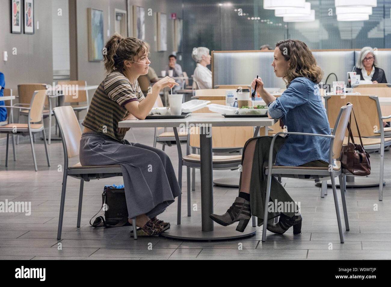 Cinque piedi distante è un 2019 American dramma romantico film diretto da Justin Baldoni e scritto da Mikki Daughtry e Tobias Iaconis. Questa fotografia è fornito per il solo uso editoriale ed è il copyright del film company e/o il fotografo designato assegnato dal film o società di produzione. Foto Stock