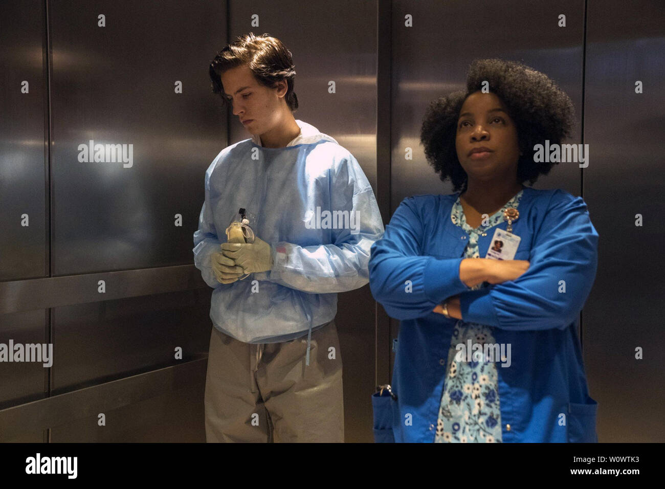 Cinque piedi distante è un 2019 American dramma romantico film diretto da Justin Baldoni e scritto da Mikki Daughtry e Tobias Iaconis. Questa fotografia è fornito per il solo uso editoriale ed è il copyright del film company e/o il fotografo designato assegnato dal film o società di produzione. Foto Stock