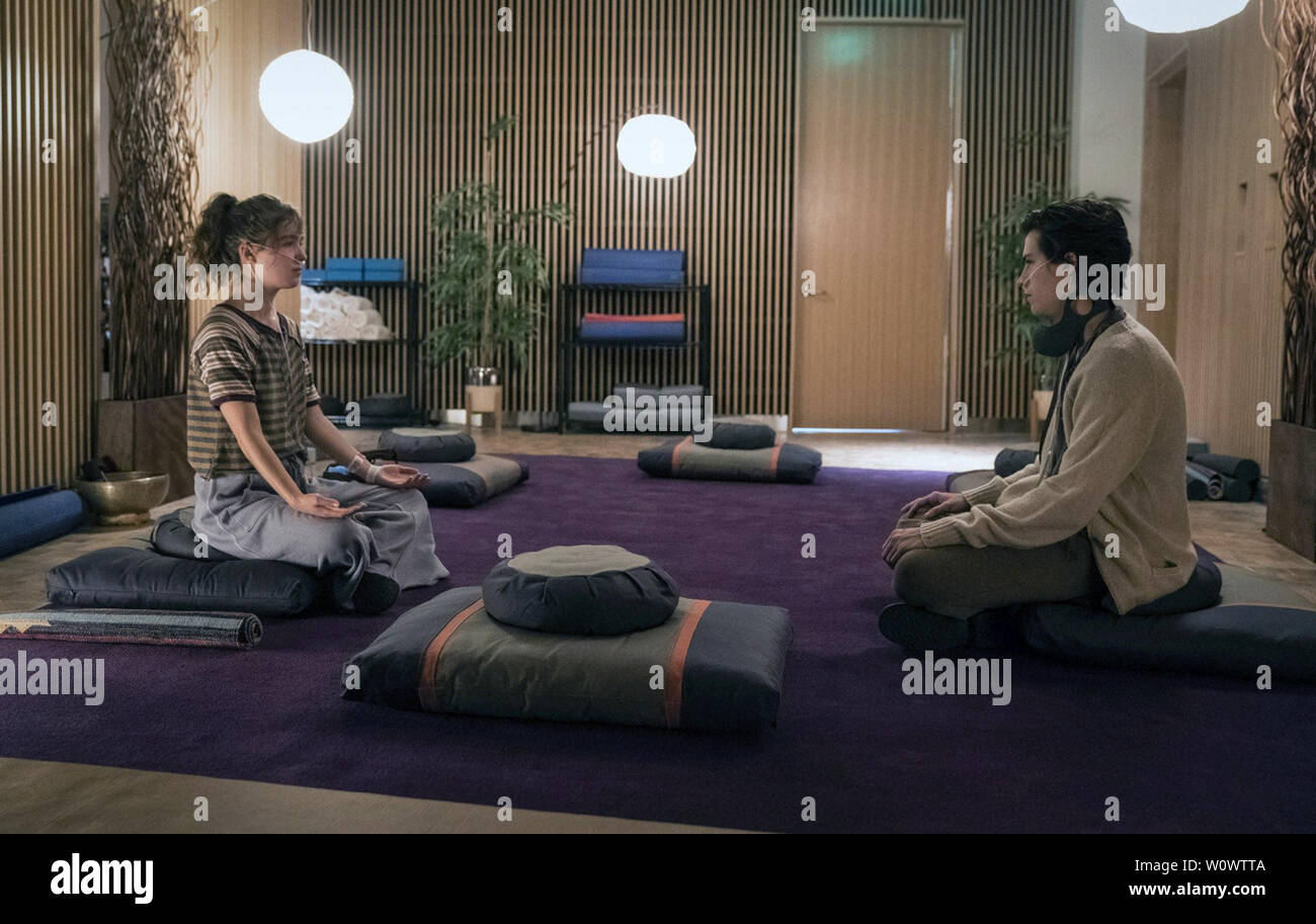 Cinque piedi distante è un 2019 American dramma romantico film diretto da Justin Baldoni e scritto da Mikki Daughtry e Tobias Iaconis. Questa fotografia è fornito per il solo uso editoriale ed è il copyright del film company e/o il fotografo designato assegnato dal film o società di produzione. Foto Stock