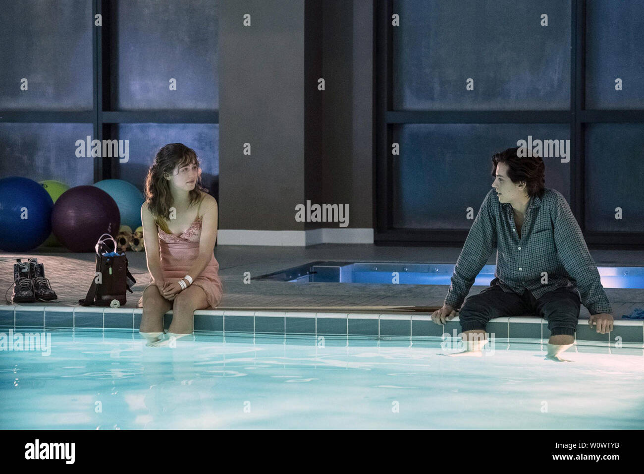 Cinque piedi distante è un 2019 American dramma romantico film diretto da Justin Baldoni e scritto da Mikki Daughtry e Tobias Iaconis. Questa fotografia è fornito per il solo uso editoriale ed è il copyright del film company e/o il fotografo designato assegnato dal film o società di produzione. Foto Stock