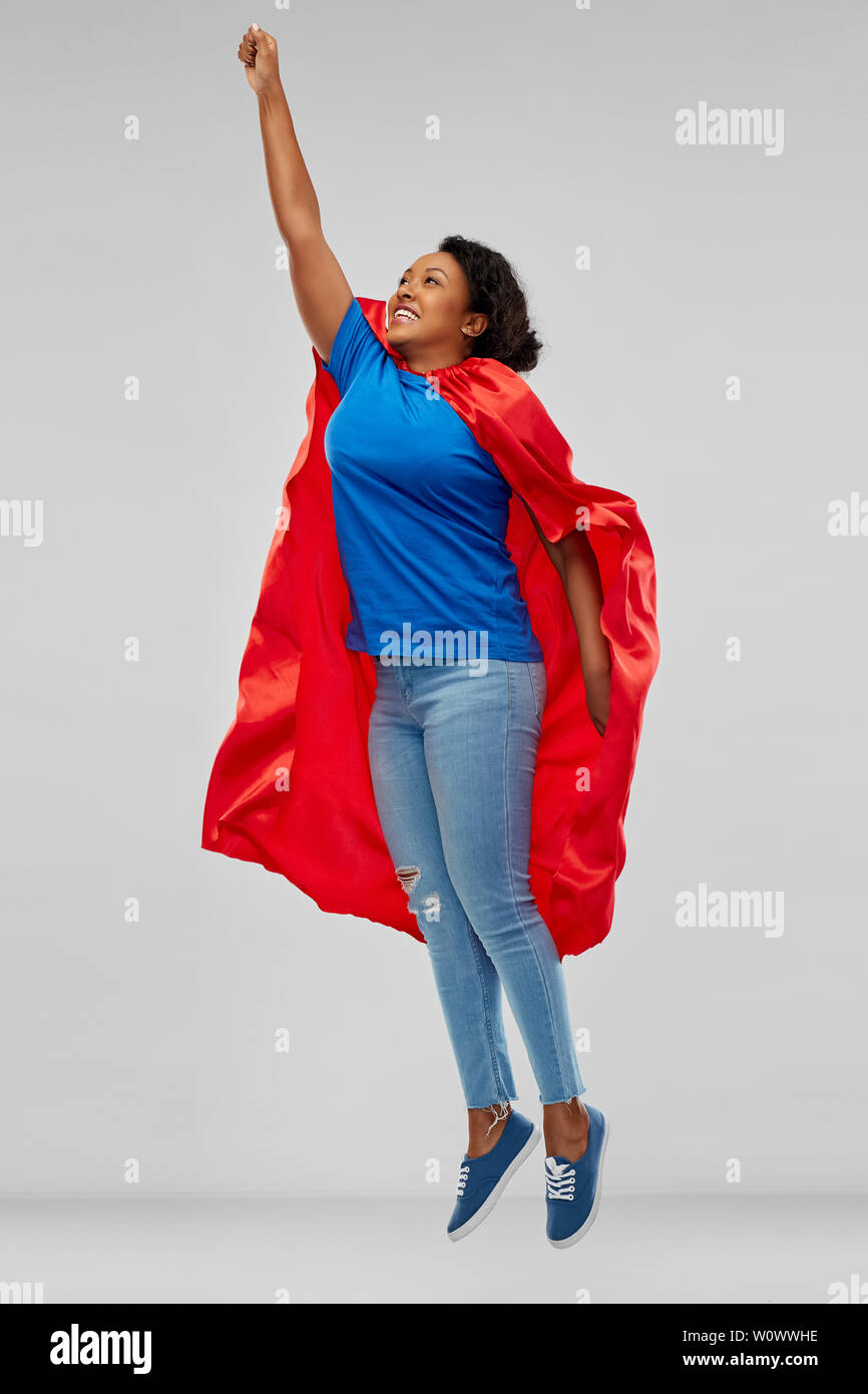 African American woman in superhero cape battenti fino Foto Stock