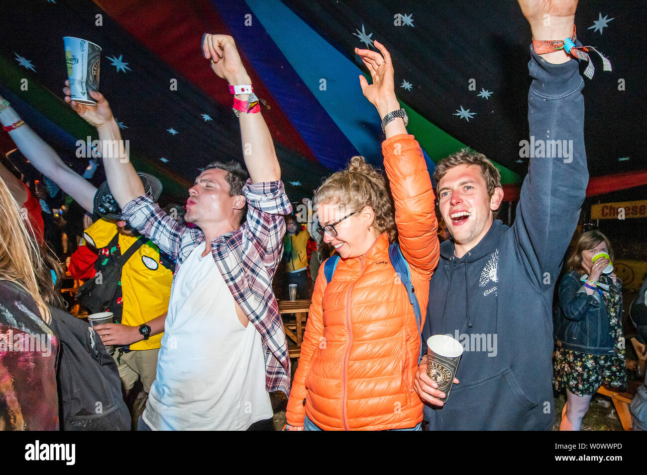 Festival di Glastonbury, Pilton, Somerset, Regno Unito. Il 27 giugno, 2019. Una band suona ad una folla entusiasta a braccia aperte - Il 2019 Festival di Glastonbury, azienda agricola degna. Glastonbury. Credito: Guy Bell/Alamy Live News Foto Stock