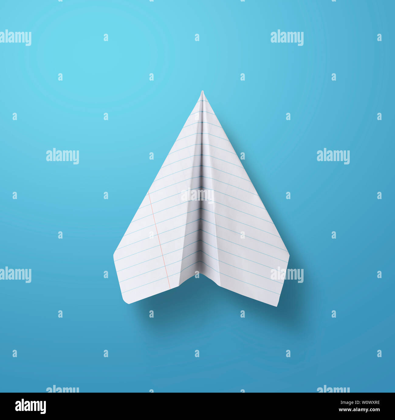 Aeroplano di carta su sfondo blu Foto Stock