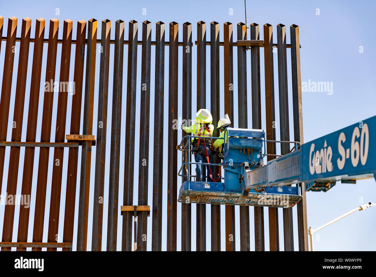 CALEXICO, California - Il 28 giugno 2019, U.S. Delle dogane e della protezione delle frontiere (CBP), in partenariato con gli Stati Uniti Esercito di ingegneri (USACE), ha iniziato l'installazione del pannello per circa 11 chilometri di confine nuovo sistema parete al posto del fatiscente e modelli obsoleti in Calexico, California all'interno di Stati Uniti Pattuglia di Confine (USBP) San Diego settore. Questo progetto prevede la costruzione di 30 piedi di altezza bitte in acciaio e ai miglioramenti della tecnologia. Foto di Mani Albrecht U.S. Delle dogane e della protezione delle frontiere Ufficio di Affari pubblici Visual Communications Division Foto Stock