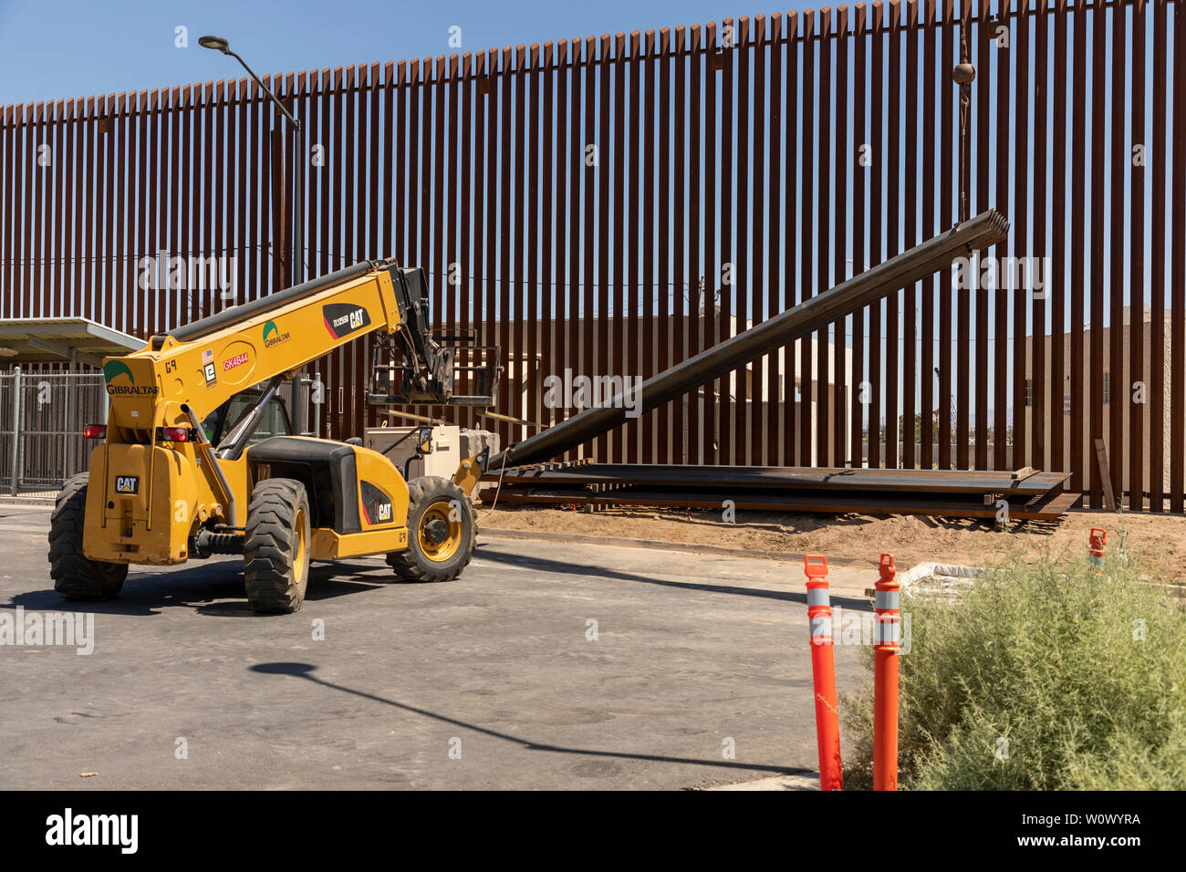 CALEXICO, California - Il 28 giugno 2019, U.S. Delle dogane e della protezione delle frontiere (CBP), in partenariato con gli Stati Uniti Esercito di ingegneri (USACE), ha iniziato l'installazione del pannello per circa 11 chilometri di confine nuovo sistema parete al posto del fatiscente e modelli obsoleti in Calexico, California all'interno di Stati Uniti Pattuglia di Confine (USBP) San Diego settore. Questo progetto prevede la costruzione di 30 piedi di altezza bitte in acciaio e ai miglioramenti della tecnologia. Foto di Mani Albrecht U.S. Delle dogane e della protezione delle frontiere Ufficio di Affari pubblici Visual Communications Division Foto Stock