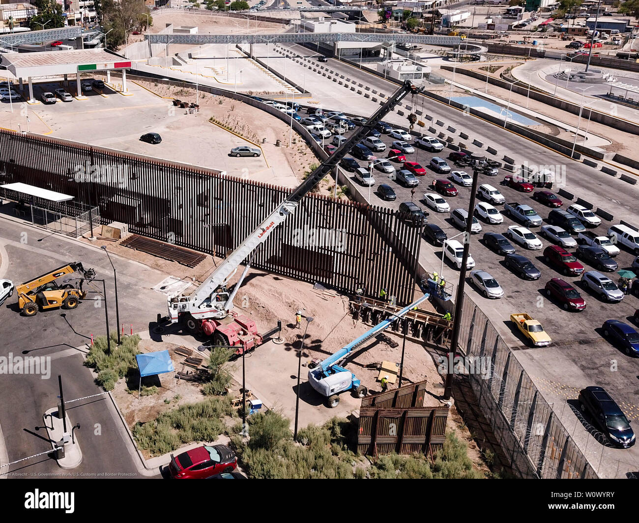 CALEXICO, California - Il 28 giugno 2019, U.S. Delle dogane e della protezione delle frontiere (CBP), in partenariato con gli Stati Uniti Esercito di ingegneri (USACE), ha iniziato l'installazione del pannello per circa 11 chilometri di confine nuovo sistema parete al posto del fatiscente e modelli obsoleti in Calexico, California all'interno di Stati Uniti Pattuglia di Confine (USBP) San Diego settore. Questo progetto prevede la costruzione di 30 piedi di altezza bitte in acciaio e ai miglioramenti della tecnologia. Foto di Mani Albrecht U.S. Delle dogane e della protezione delle frontiere Ufficio di Affari pubblici Visual Communications Division Foto Stock