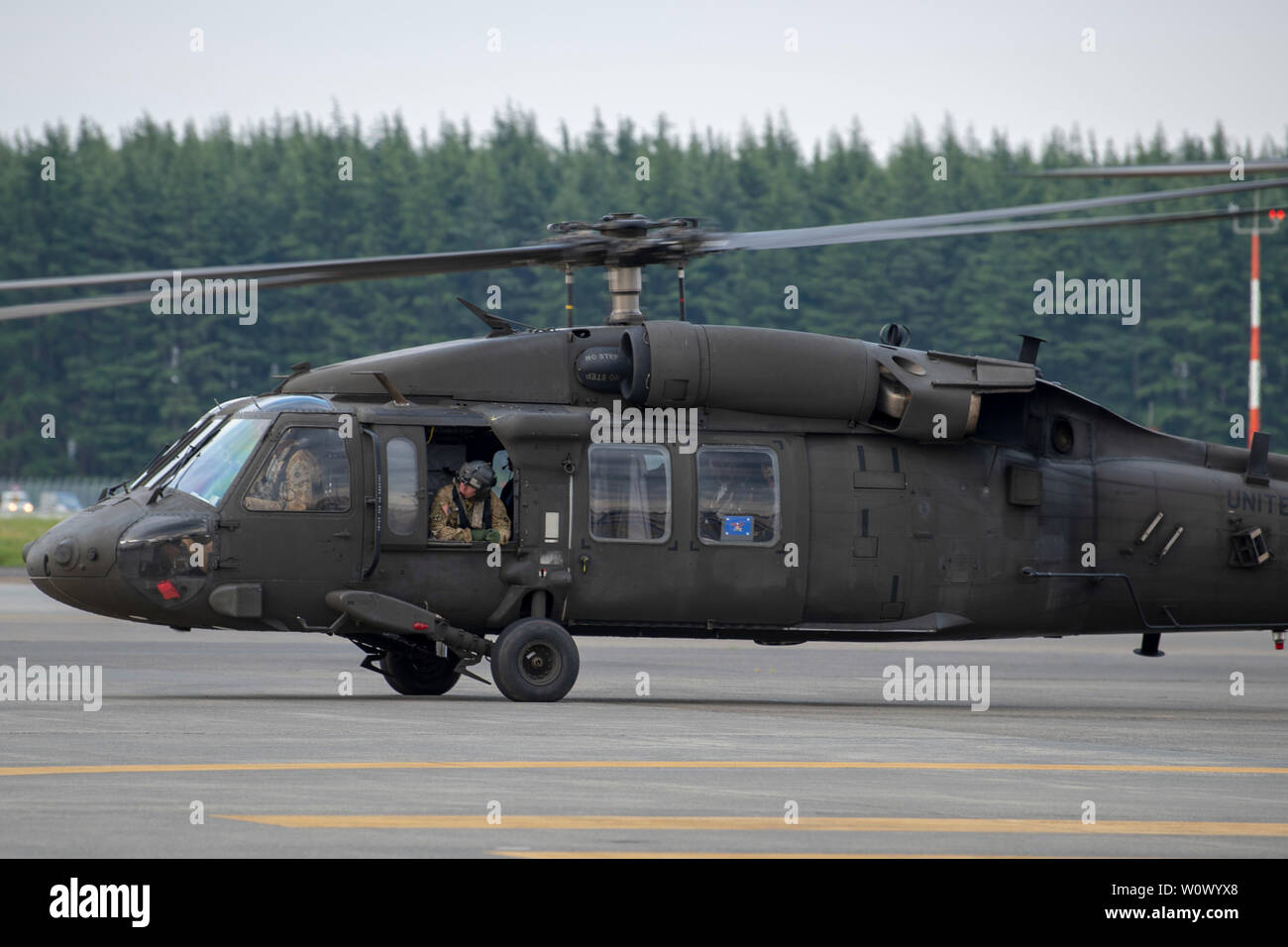 Un UH-60 Black Hawk assegnati per gli Stati Uniti Aviazione esercito Battalion-Japan a Camp Zama si prepara per il decollo con delibera del Segretario alla difesa Patrick M. Shanahan a Yokota Air Base, Giappone, 3 giugno 2019. Shanahan ha visitato giapponese senior leader di governo per riaffermare l importanza di Stati Uniti e Giappone di alleanza e di discutere di cooperazione su una varietà di le questioni di sicurezza regionale. (U.S. Air Force foto di Airman 1. Classe Brieana E. Bolfing) Foto Stock