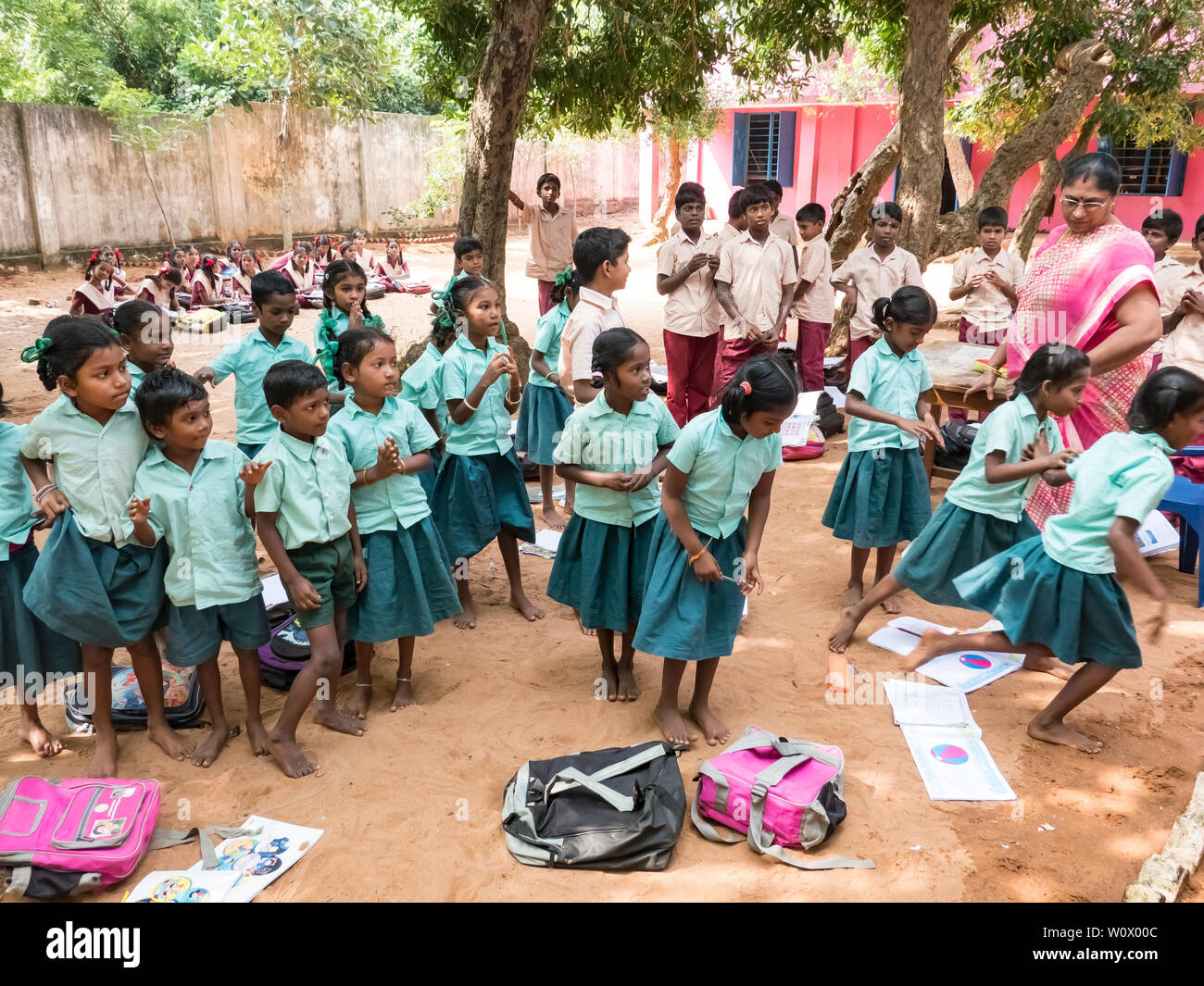 PUDUCHERRY, Tamil Nadu, India - dicembre circa, 2018. Gruppo non identificato di indian school bambini con governo permanente uniforme in un parco giochi per bambini Foto Stock