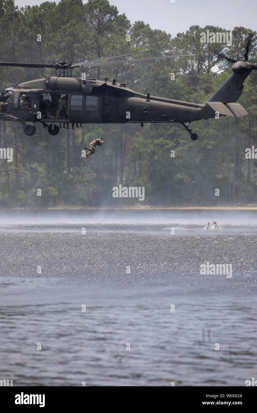 Stati Uniti La riserva di esercito di soldati, che rappresentano i vari comandi, competere nel Helocast evento al 2019 U.S. La riserva di esercito guerriero migliore concorrenza a Fort Bragg, N.C. Giugno 27, 2019. Questo anno il guerriero migliore concorrenza determineranno il top noncommissioned officer e junior soldato arruolato che rappresenteranno gli Stati Uniti Esercito di riserva nel dipartimento dell'esercito guerriero migliore concorrenza entro la fine di quest'anno a Fort A.P. Hill, Va. (U.S. La riserva di esercito foto di PFC. Keely Key) (rilasciato) Foto Stock