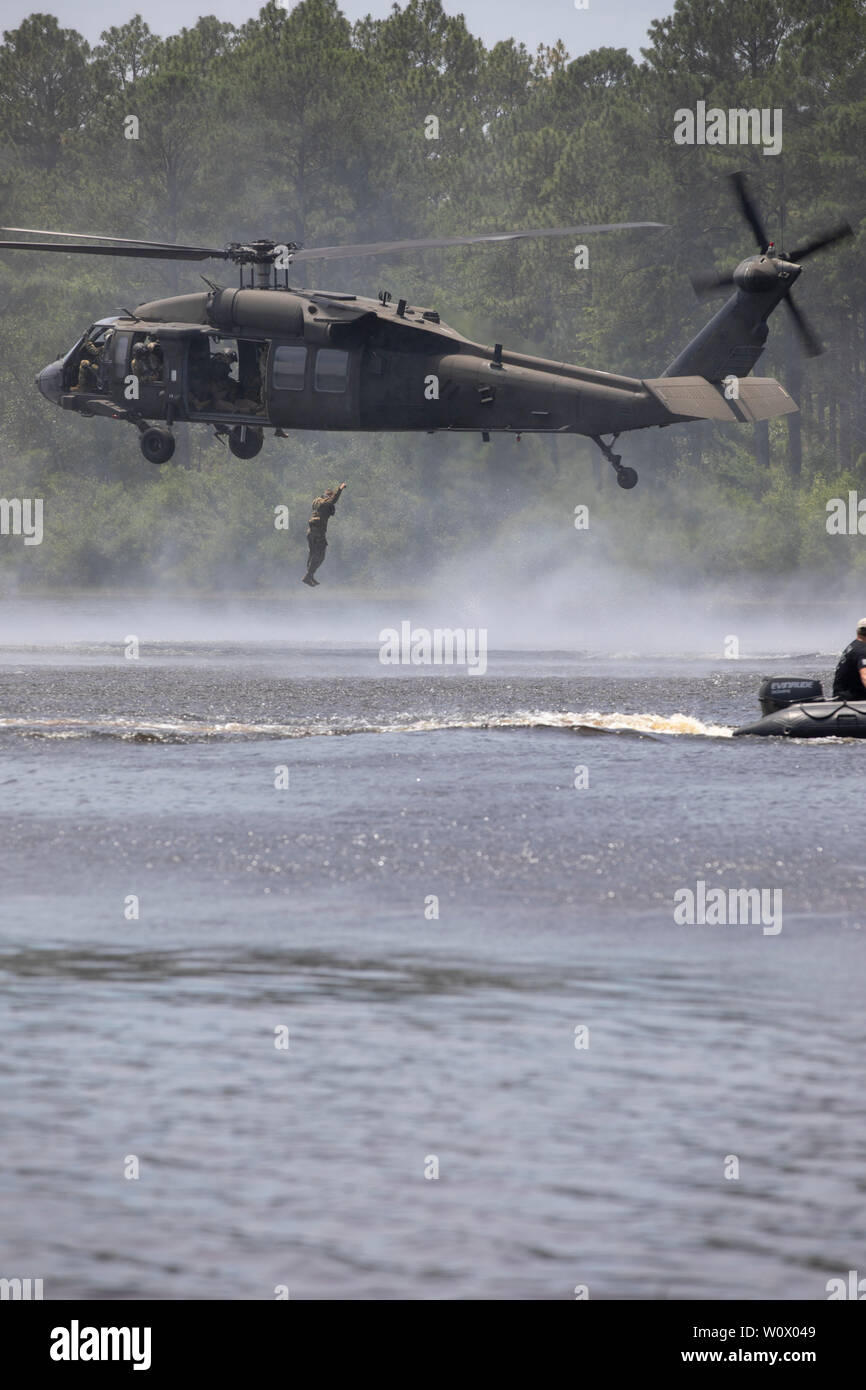 Stati Uniti La riserva di esercito di soldati, che rappresentano i vari comandi, competere nel Helocast evento al 2019 U.S. La riserva di esercito guerriero migliore concorrenza a Fort Bragg, N.C. Giugno 27, 2019. Questo anno il guerriero migliore concorrenza determineranno il top noncommissioned officer e junior soldato arruolato che rappresenteranno gli Stati Uniti Esercito di riserva nel dipartimento dell'esercito guerriero migliore concorrenza entro la fine di quest'anno a Fort A.P. Hill, Va. (U.S. La riserva di esercito foto di PFC. Keely Key) (rilasciato) Foto Stock