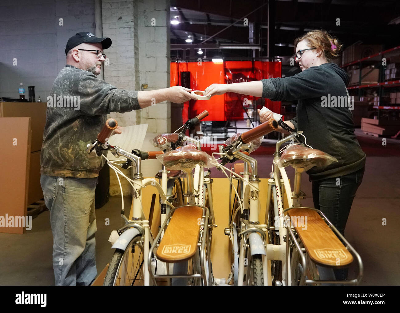 (190628) -- Pechino, 28 giugno 2019 (Xinhua) -- i membri dello staff di bike company di Detroit assemblare biciclette biciclette a Detroit, Michigan, Stati Uniti, il 21 maggio 2019. (Xinhua/Liu Jie) Foto Stock