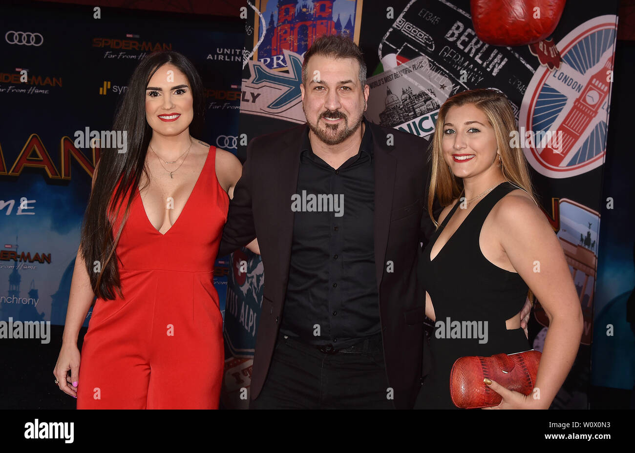 HOLLYWOOD, CA - 26 giugno: (L-R) Izabel Araujo, Joey Fatone e Briahna Joely Fatone assistere alla premiere di Sony Pictures' "ragno-uomo lontano da casa a TCL teatro cinese il 26 giugno 2019 in Hollywood, la California. Foto Stock