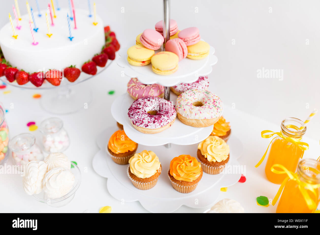 Close up stand con dolci alla festa di compleanno Foto Stock
