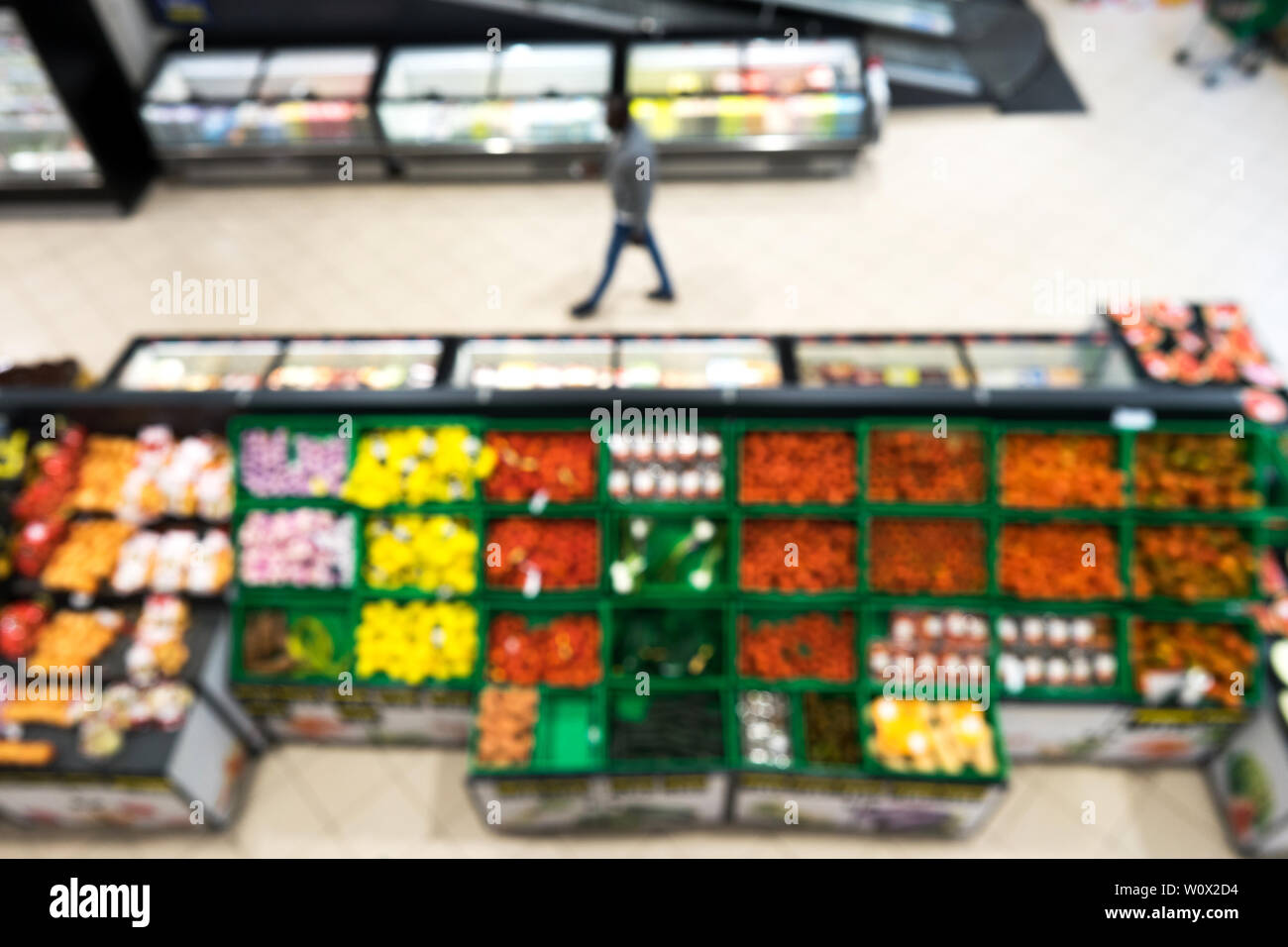 Sfocare lo sfondo di un supermercato nel reparto di frutta e verdura Foto Stock
