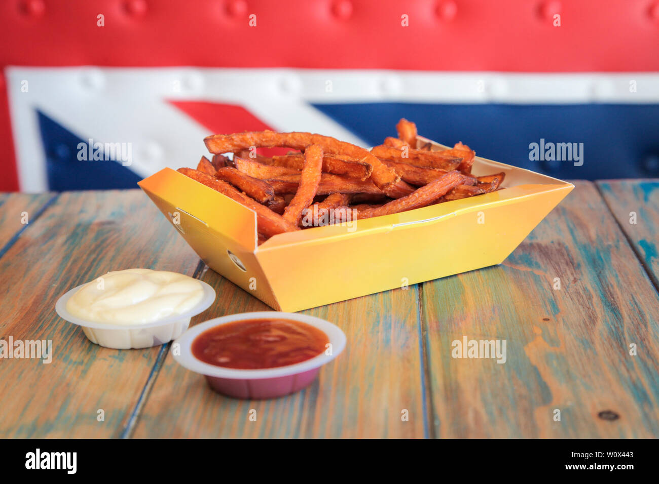 La patata dolce patate fritte in un go box Foto Stock