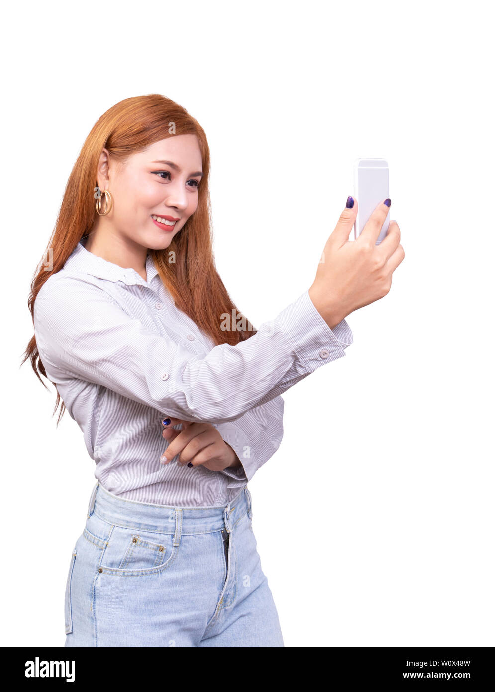 Donna asiatica utilizzando mobile smartphone per selfie ,video chat , il viso di tempo o di chiamata video con volto sorridente. studio shot isolato su sfondo bianco con Foto Stock