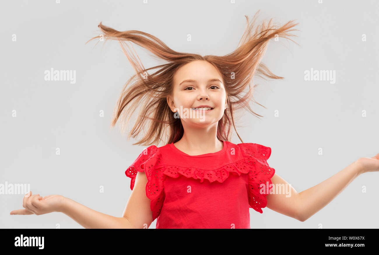 Felice ragazza in maglietta rossa con la piegatura dei capelli Foto Stock