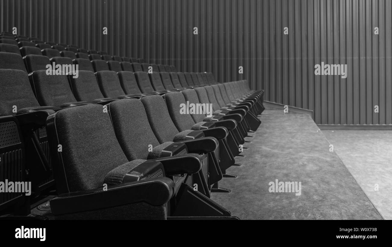 Selective vista prospettica verso il vuoto sedi del pubblico. Potrebbe essere in un teatro di concerti o addirittura il cinema Foto Stock