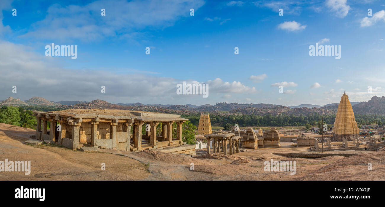 Una vista panoramica di Hampi con il suo tempio e rovine di sunrise Foto Stock