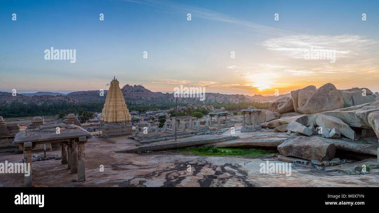 Una vista panoramica di Hampi con il suo tempio e rovine di sunrise Foto Stock
