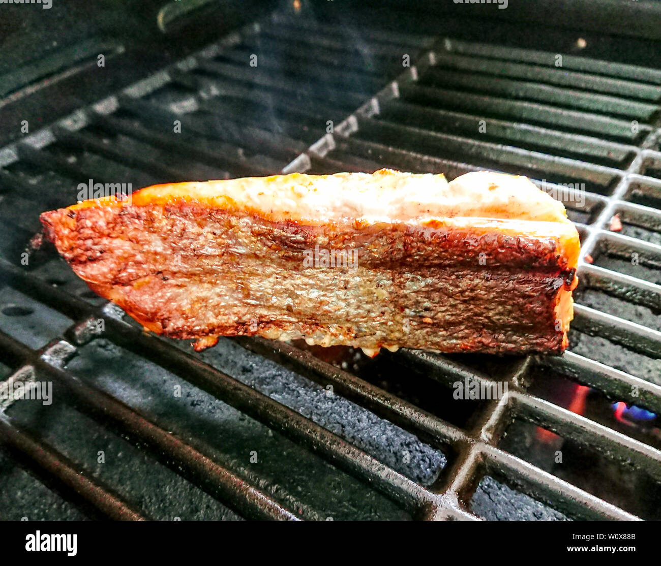 Appetitose filetto di salmone alla griglia, soft focus Foto Stock