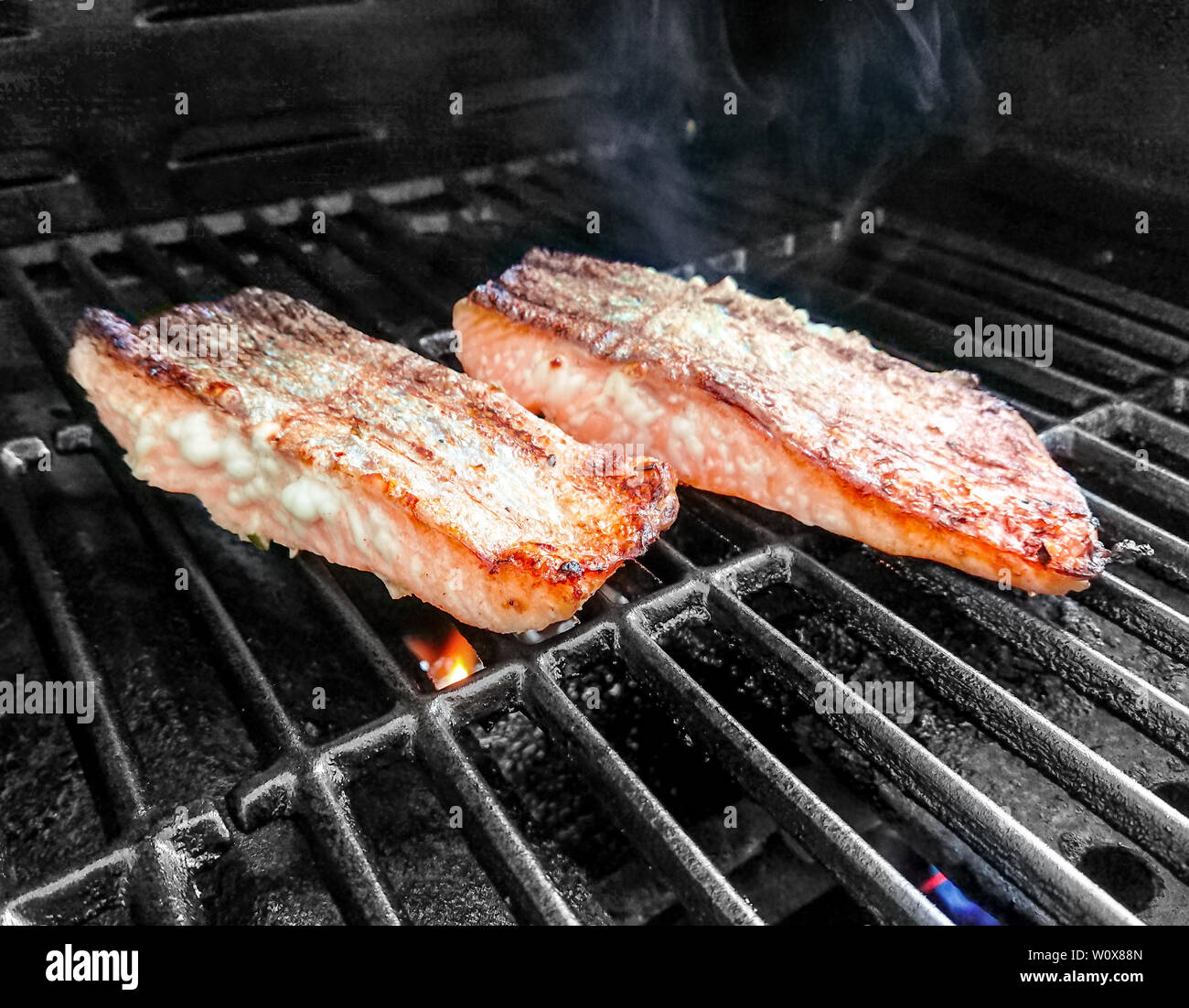 Appetitose filetto di salmone alla griglia, soft focus Foto Stock