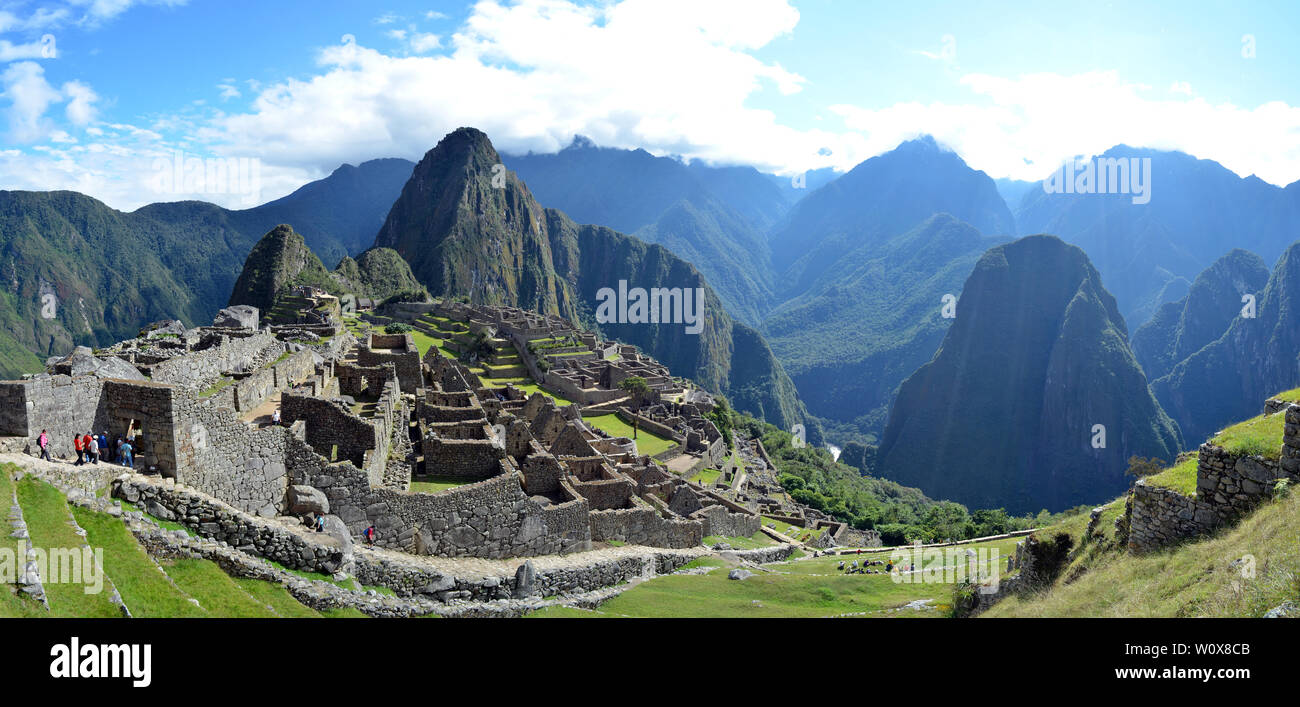 Vista panoramica di Machu Picchu (gigante immagine) (combinati e le immagini fuse) (Perù) Foto Stock