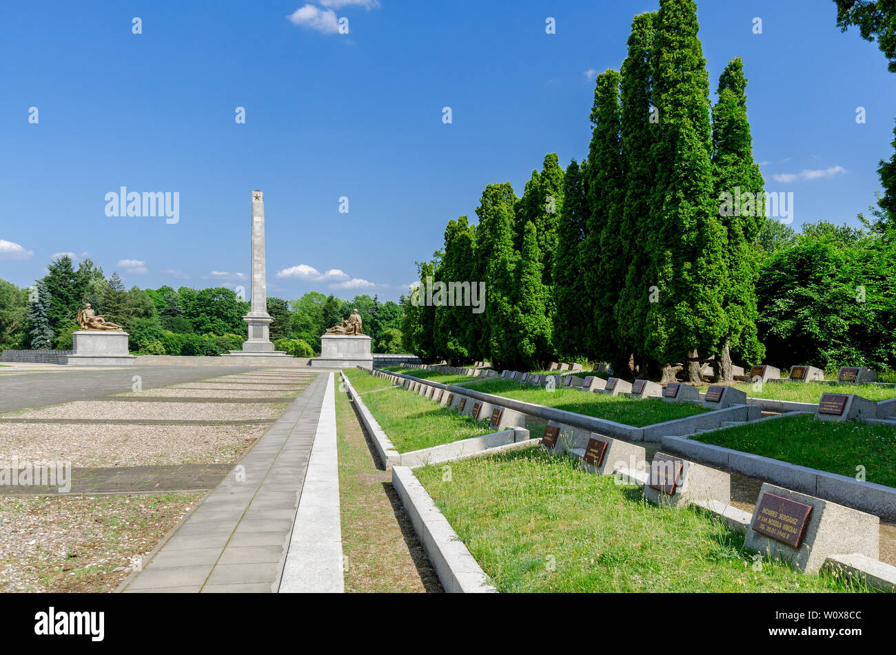 Sovietica mausoleo militare cimitero. Memoriale per i soldati sovietici morirono combattendo contro la Germania nazista. Varsavia, mazovian provincia, Polonia. Foto Stock