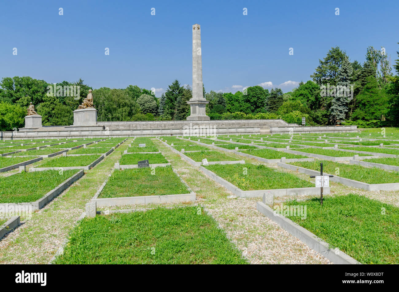 Sovietica mausoleo militare cimitero. Memoriale per i soldati sovietici morirono combattendo contro la Germania nazista. Varsavia, mazovian provincia, Polonia. Foto Stock