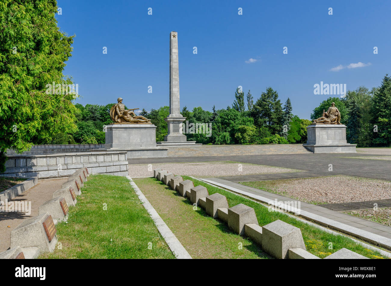 Sovietica mausoleo militare cimitero. Memoriale per i soldati sovietici morirono combattendo contro la Germania nazista. Varsavia, mazovian provincia, Polonia. Foto Stock