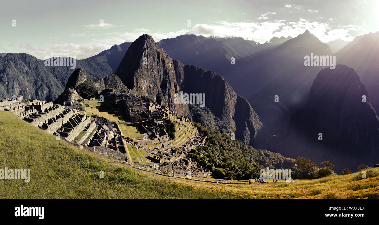 Vista panoramica di Machu Picchu (gigante immagine) (combinati e le immagini fuse) (Perù) (filtro di luce, Vintage) Foto Stock
