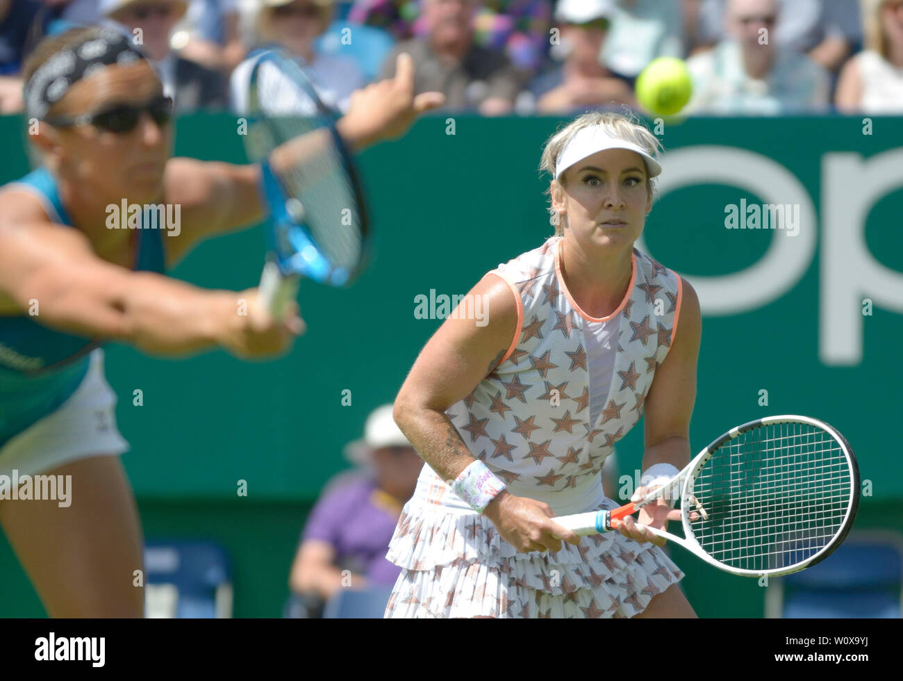 Kirsten Flipkens (Ned - Occhiali da sole) e Bethanie Mattek-Sands (USA)  giocando in semi finale del Signore raddoppia la natura Valle  internazionali di tennis in Devonshire Park, Eastbourne, Regno Unito. Il 28