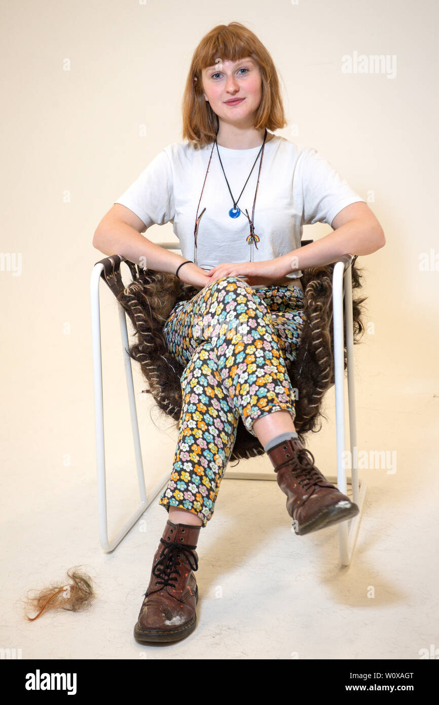 Alice Evans, a Birmingham City University Product Design Student, con la sua ultima creazione; una sedia realizzata da ritagli di capelli presi da quattro saloni di Birmingham. I capelli è stata trattata con acqua e sapone e cucite insieme con impianto lo spago per legare di polipropilene. Alice è la creazione è finalizzata a rendere le persone pensano ancora di più sulla sostenibilità e gli sprechi, nonché sfidando le percezioni intorno ai quali materiali possono essere utilizzati per la progettazione. Foto Stock