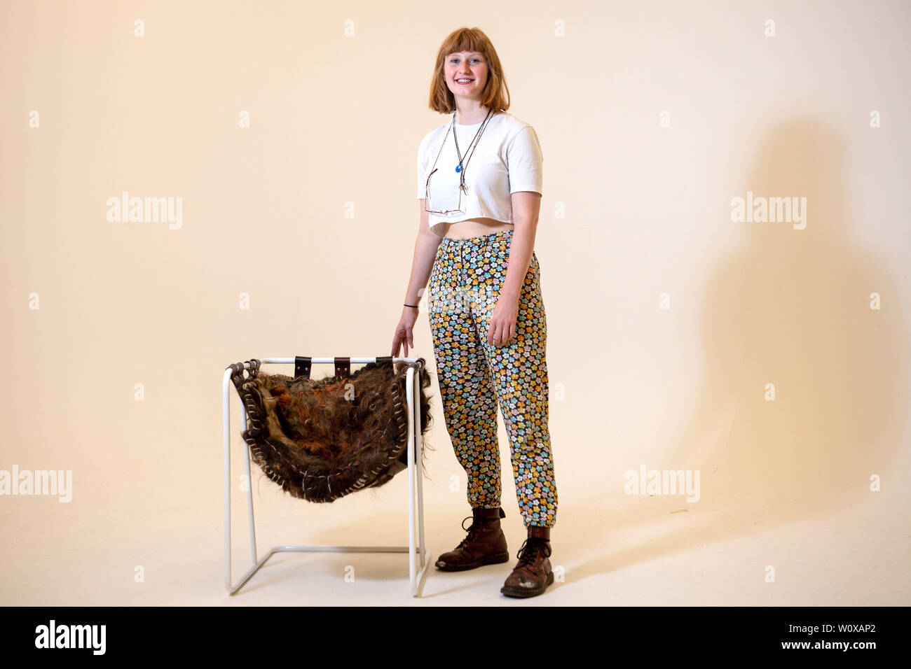 Alice Evans, a Birmingham City University Product Design Student, con la sua ultima creazione; una sedia realizzata da ritagli di capelli presi da quattro saloni di Birmingham. I capelli è stata trattata con acqua e sapone e cucite insieme con impianto lo spago per legare di polipropilene. Alice è la creazione è finalizzata a rendere le persone pensano ancora di più sulla sostenibilità e gli sprechi, nonché sfidando le percezioni intorno ai quali materiali possono essere utilizzati per la progettazione. Foto Stock