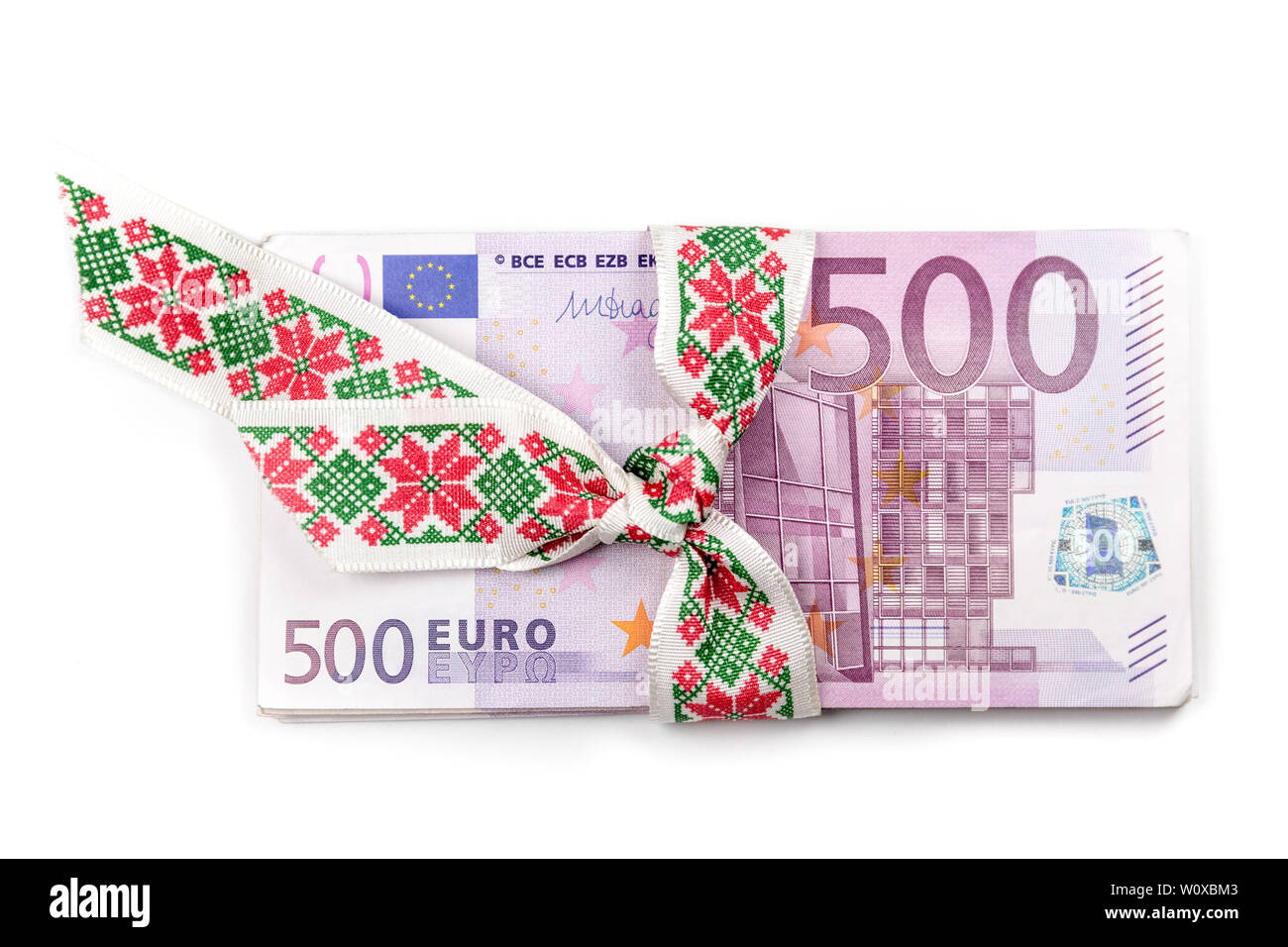 Pila di banconote in euro con nastro. 500 banconote in euro. Valuta Europea banconote denaro isolato su sfondo bianco. Vista dall'alto ingrandimento. Foto Stock