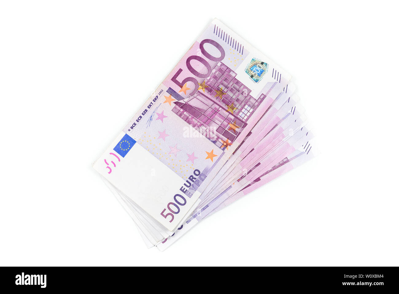 Pila di 500 banconote in euro. Valuta Europea banconote denaro isolato su sfondo bianco. Vista dall'alto ingrandimento. Stipendio, risparmi, Unione europea economica. Foto Stock