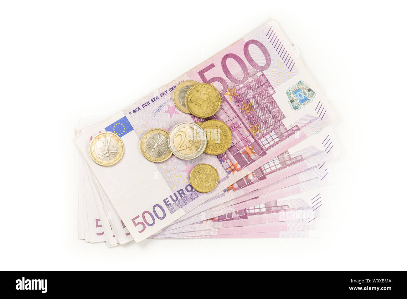 Pila di banconote e monete in euro isolato. 500 banconote in euro. Valuta Europea banconote denaro isolato su sfondo bianco. Vista dall'alto ingrandimento. Foto Stock