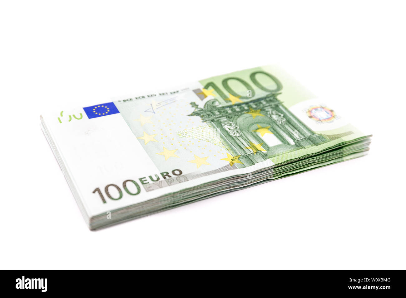 Pila di 100 banconote in euro. Valuta Europea banconote denaro isolato su sfondo bianco. Vista prospettica closeup. Stipendio, risparmi, Unione europea. Foto Stock