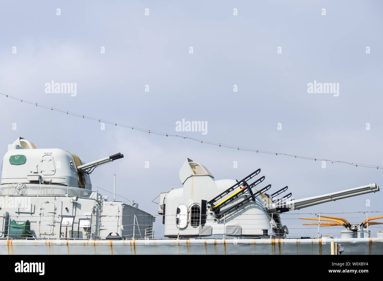 Aria pistole di difesa su una nave della marina militare Foto Stock