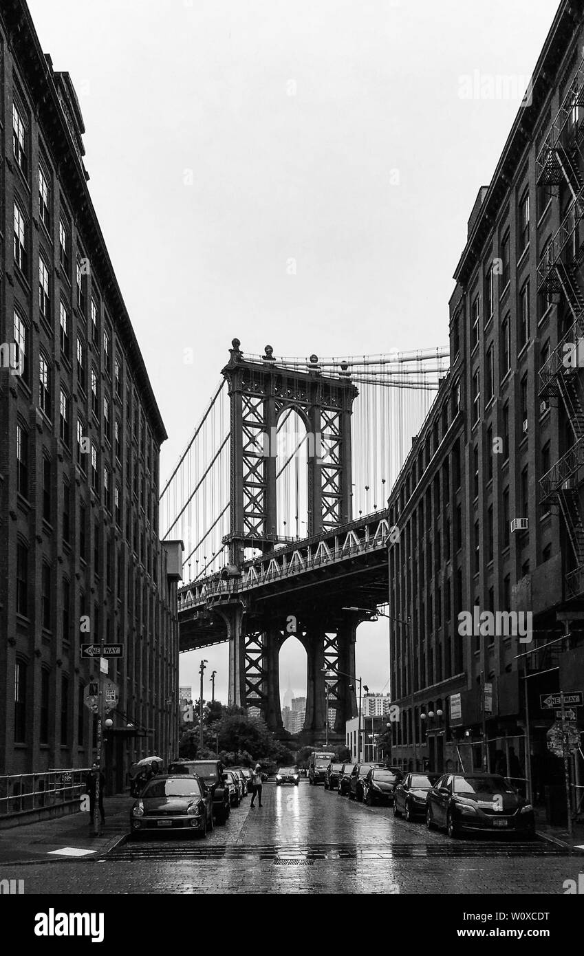 Classico bianco e nero vista di Manhattan dal ponte di Brooklyn con l' Empire State building in background Foto Stock