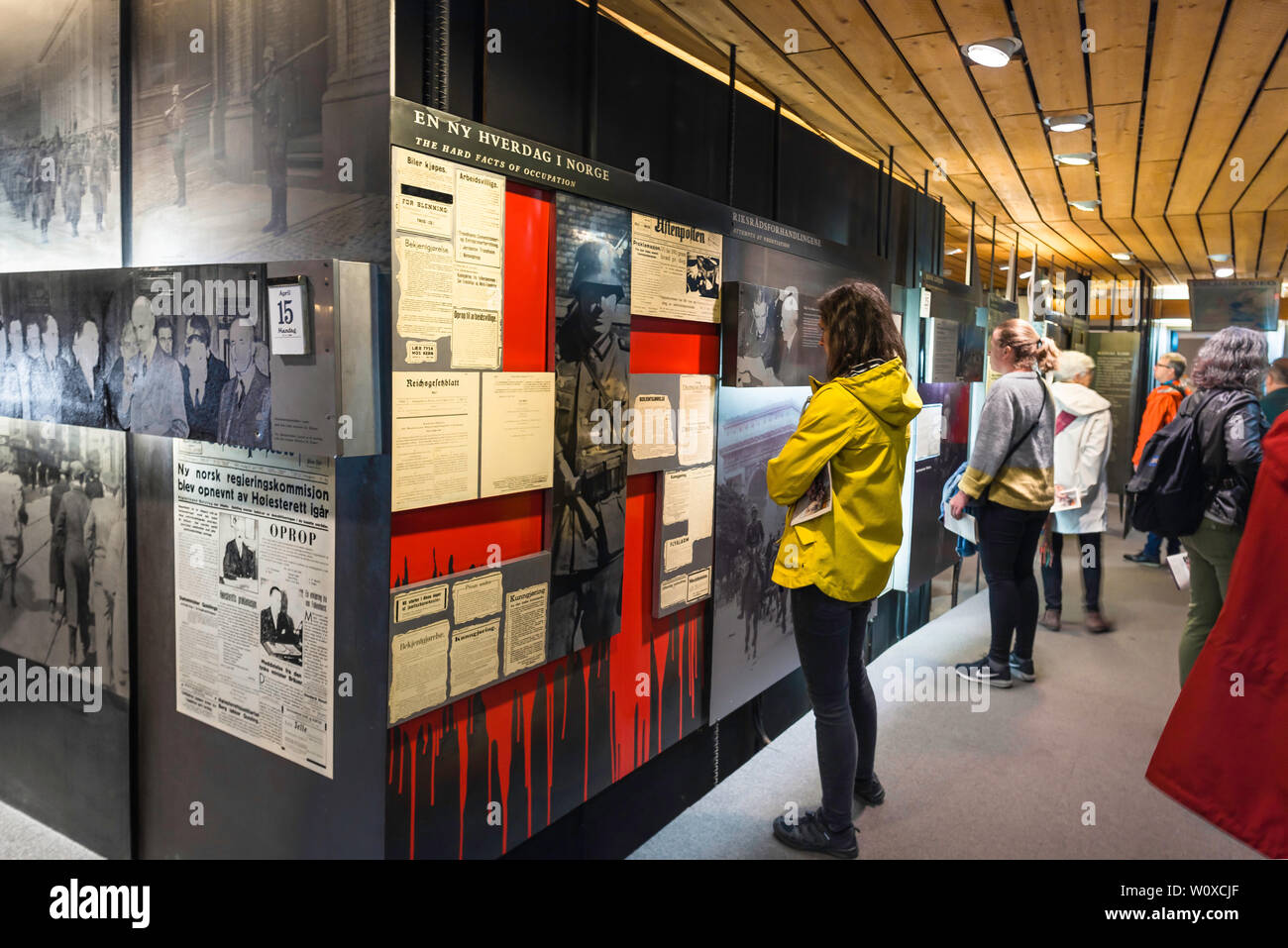 Vista di turisti in cerca di un display sull'occupazione tedesca in forze alla resistenza norvegese Museum Situato in La Fortezza di Akershus complessa, Oslo Foto Stock