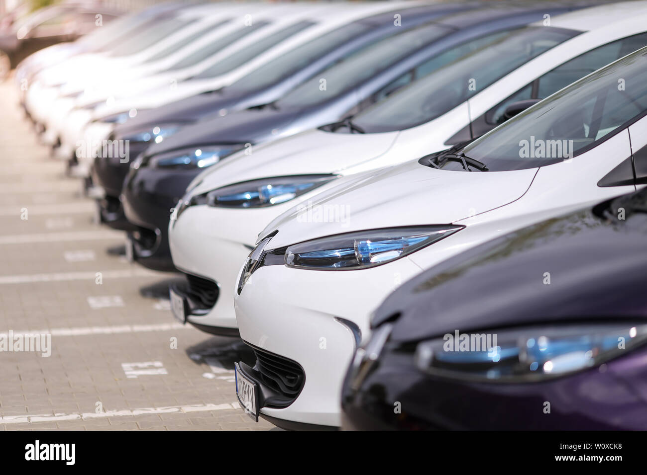 Bucarest, Romania - 28 Giugno 2019: i dettagli con i fari delle automobili elettriche del gruppo automobilistico francese Renault. Foto Stock