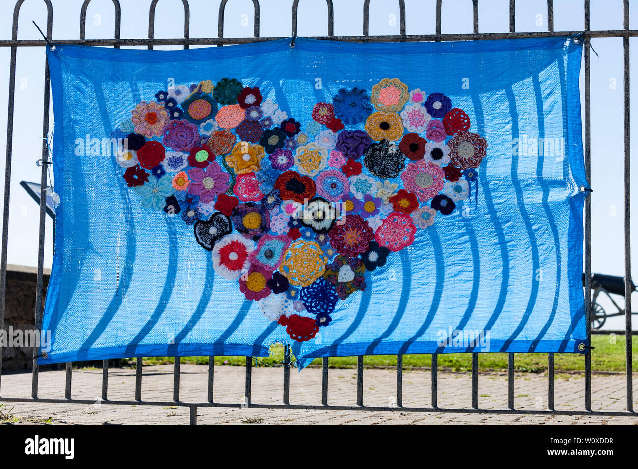 Ricamato a forma di cuore illustrazioni floreali appesi sulle ringhiere sul fronte mare a Hartlepool,l'Inghilterra,UK Foto Stock